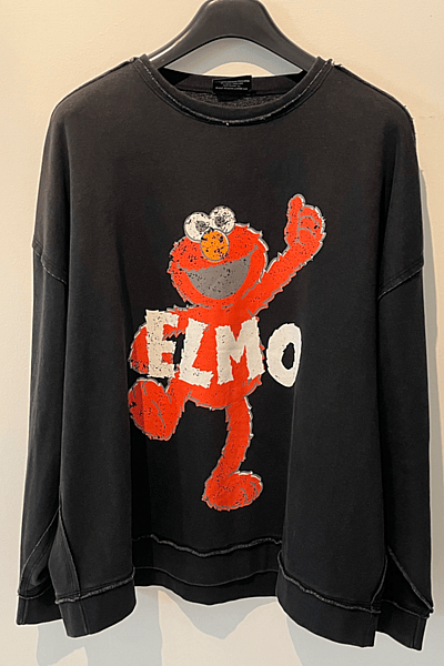 Sudadera de Elmo de Barrio Sésamo en color negro by Sesame Street — pre-loved on Thrifted.mt