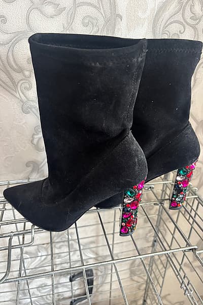 Botines negros con tacón adornado con pedrería — pre-loved on Thrifted.mt
