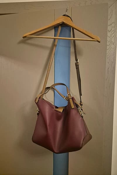 Borża tal-ispalla burgundy u kannella ċar — pre-loved on Thrifted.mt
