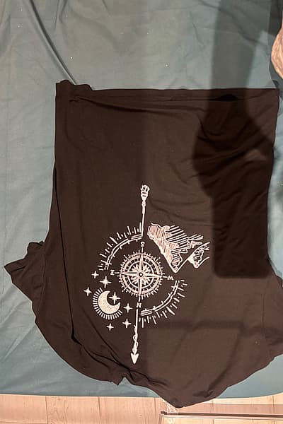 Maglietta nera con stampa grafica a forma di bussola by Shein — pre-loved on Thrifted.mt
