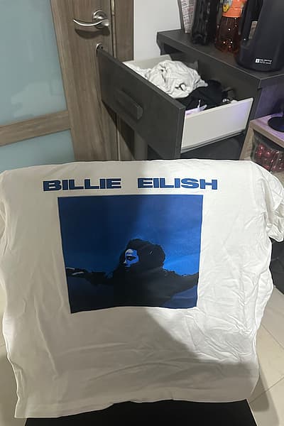 Maglietta con stampa di Billie Eilish by Primark — pre-loved on Thrifted.mt