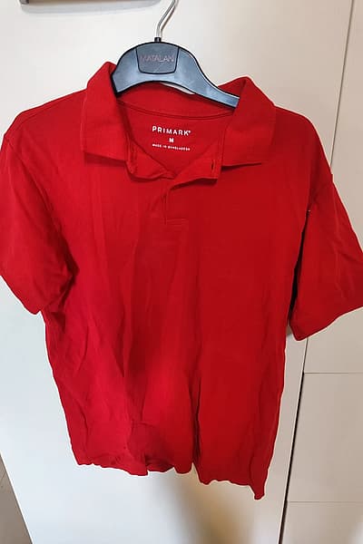 Polo rossa — pre-loved on Thrifted.mt