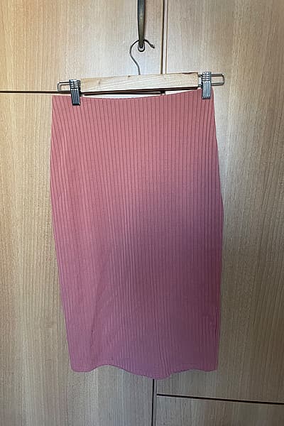 Gonna midi rosa — pre-loved on Thrifted.mt