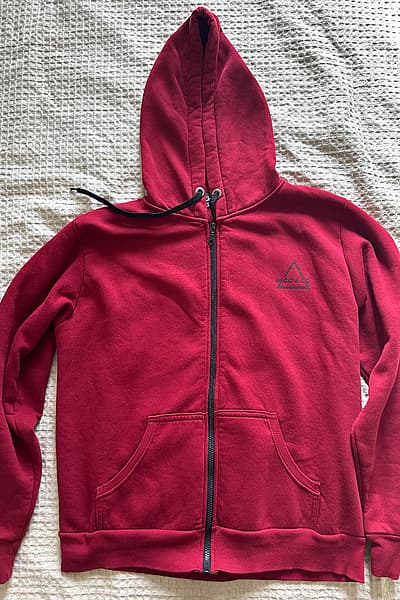 Red Zip-up hoodie — pre-loved on Thrifted.mt