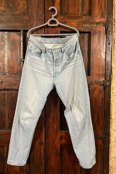 Jeans rectos Levi's de lavado claro by Levi's — pre-loved on Thrifted.mt