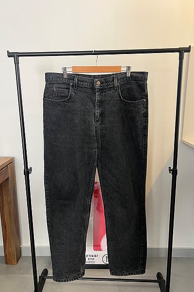 Lee – Vaqueros rectos vintage | Negro lavado | Tallas 38-32 | Años 80/90 — pre-loved on Thrifted.mt