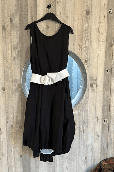 Abito nero senza maniche a palloncino in mousse - marca italiana by Mousse — pre-loved on Thrifted.mt