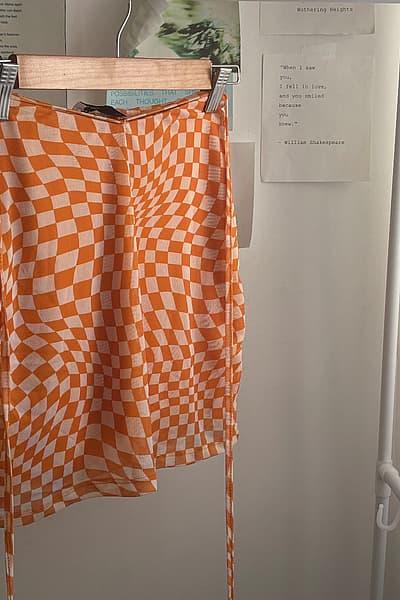 Dbielet Mini Checkerboard Oranġjo by Bershka — pre-loved on Thrifted.mt