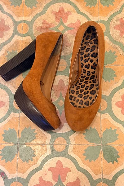 Tacchi alti in camoscio marrone Atmosphere by Atmosphere — pre-loved on Thrifted.mt