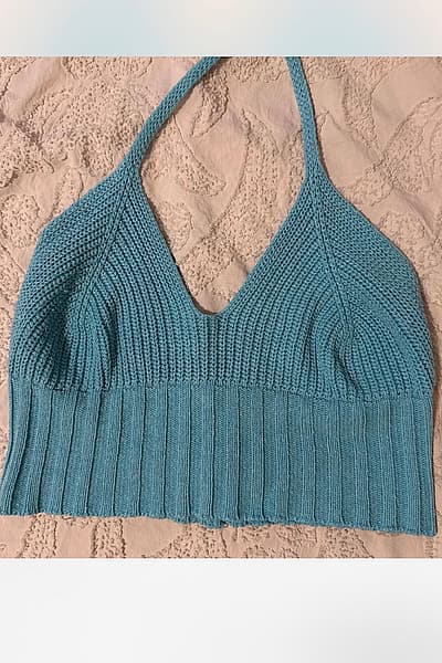 Top azul de punto con cuello halter — pre-loved on Thrifted.mt