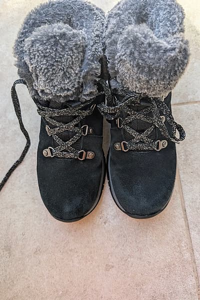 Stivali impermeabili in pelliccia sintetica Skechers, taglia EU 37 by Skechers — pre-loved on Thrifted.mt