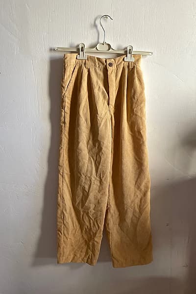 Calças de veludo cotelê cor de mostarda by Piazza Italia — pre-loved on Thrifted.mt