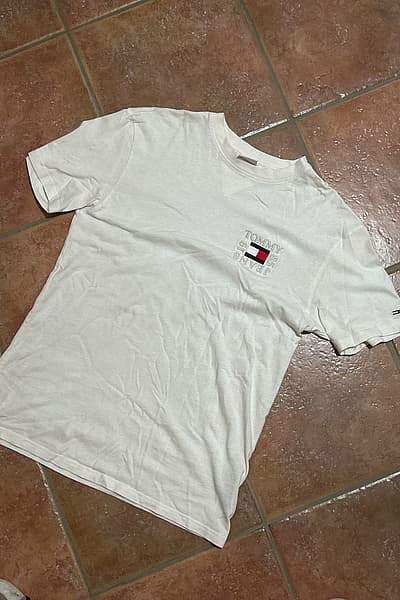 Maglietta Tommy Jeans con logo bianco by Tommy Hilfiger — pre-loved on Thrifted.mt