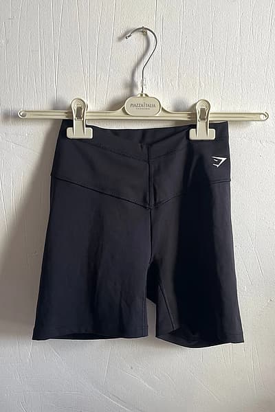 Calções pretos da Gymshark by Gymshark — pre-loved on Thrifted.mt
