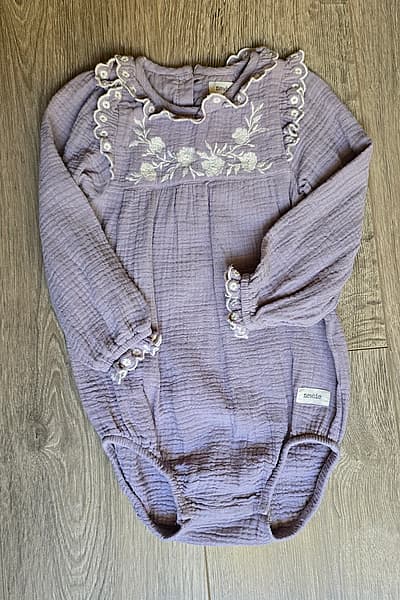 Tutina ricamata in mussola di cotone al 100% per neonati by newbie — pre-loved on Thrifted.mt